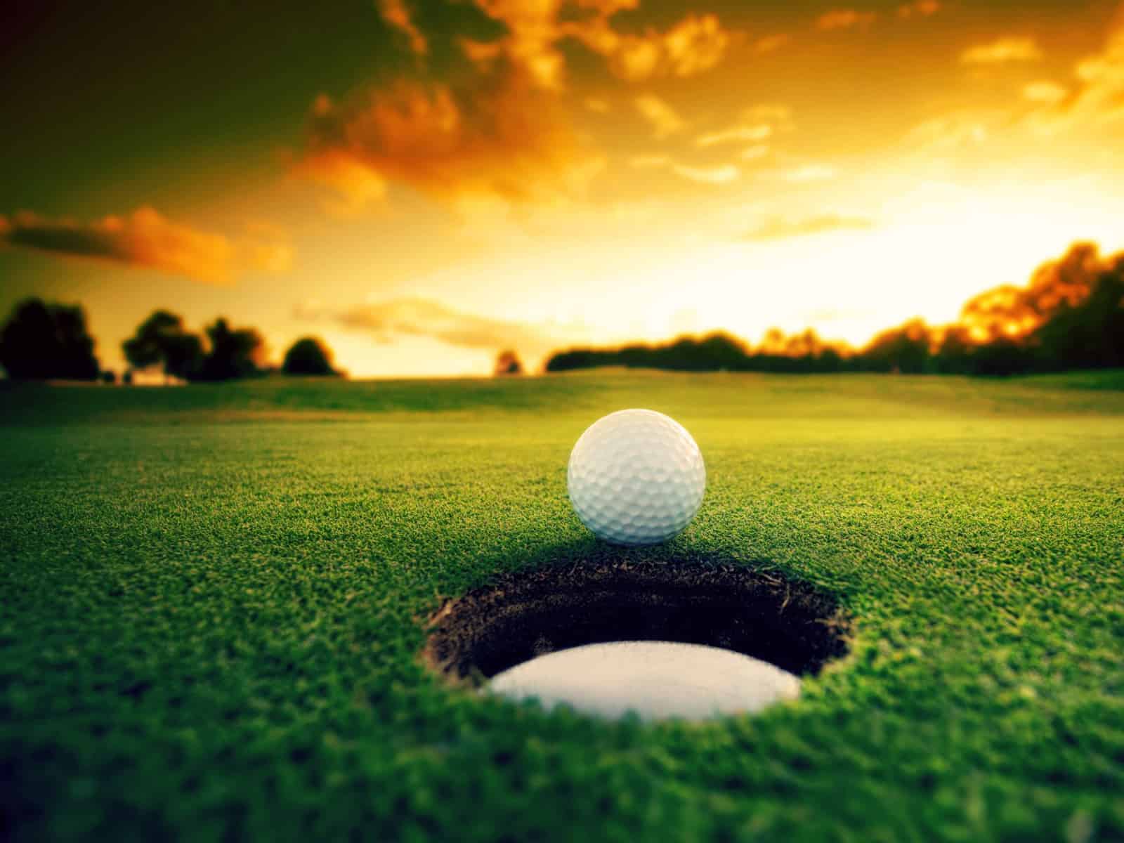what is an average golf score