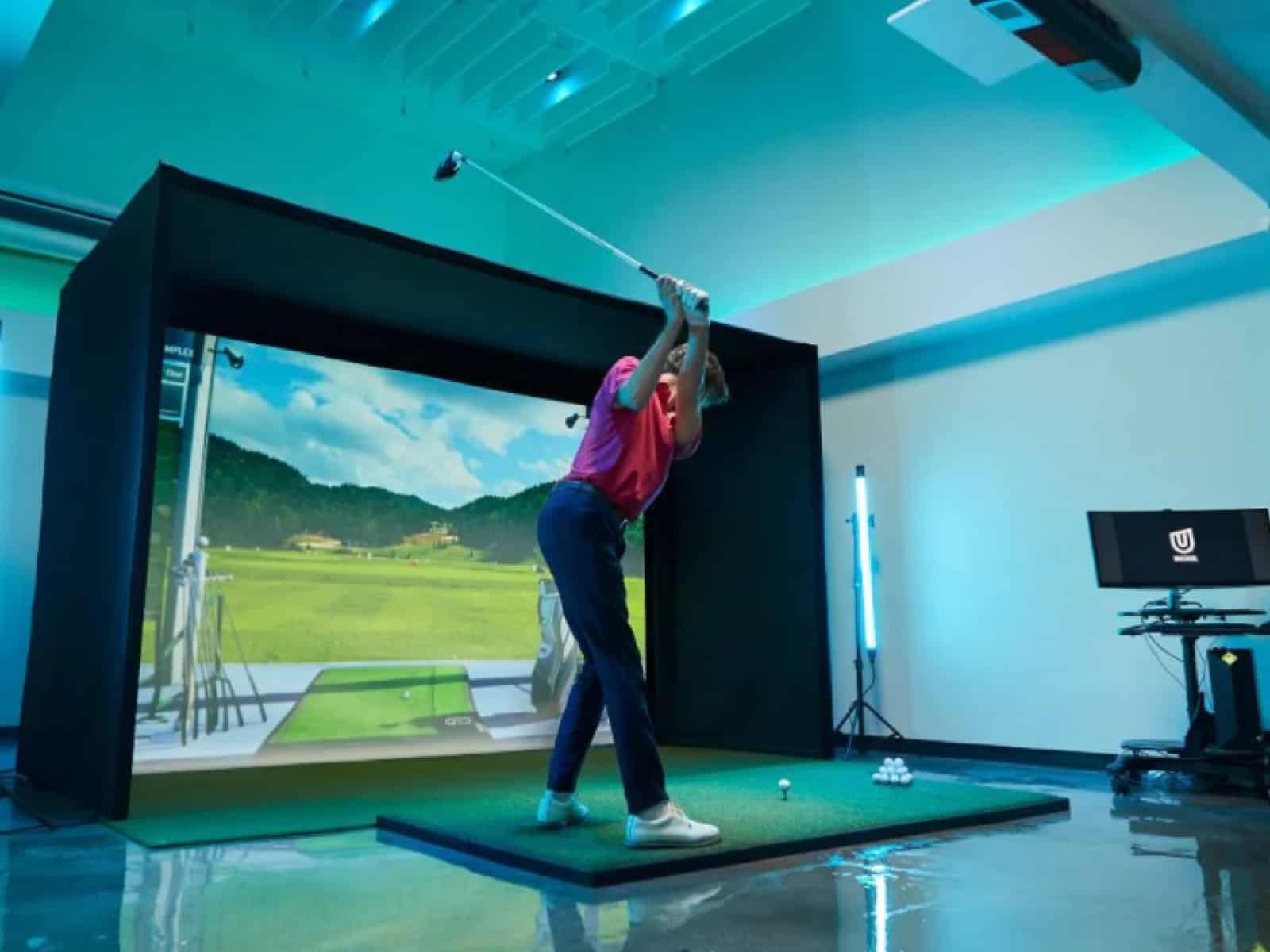 what should you wear to an indoor golf simulator facility